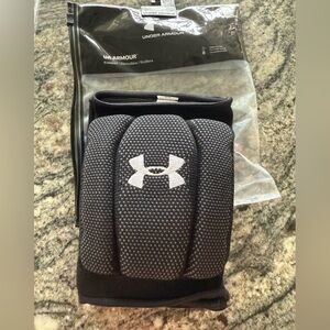 New Under Armour women’s small volleyball knee pads